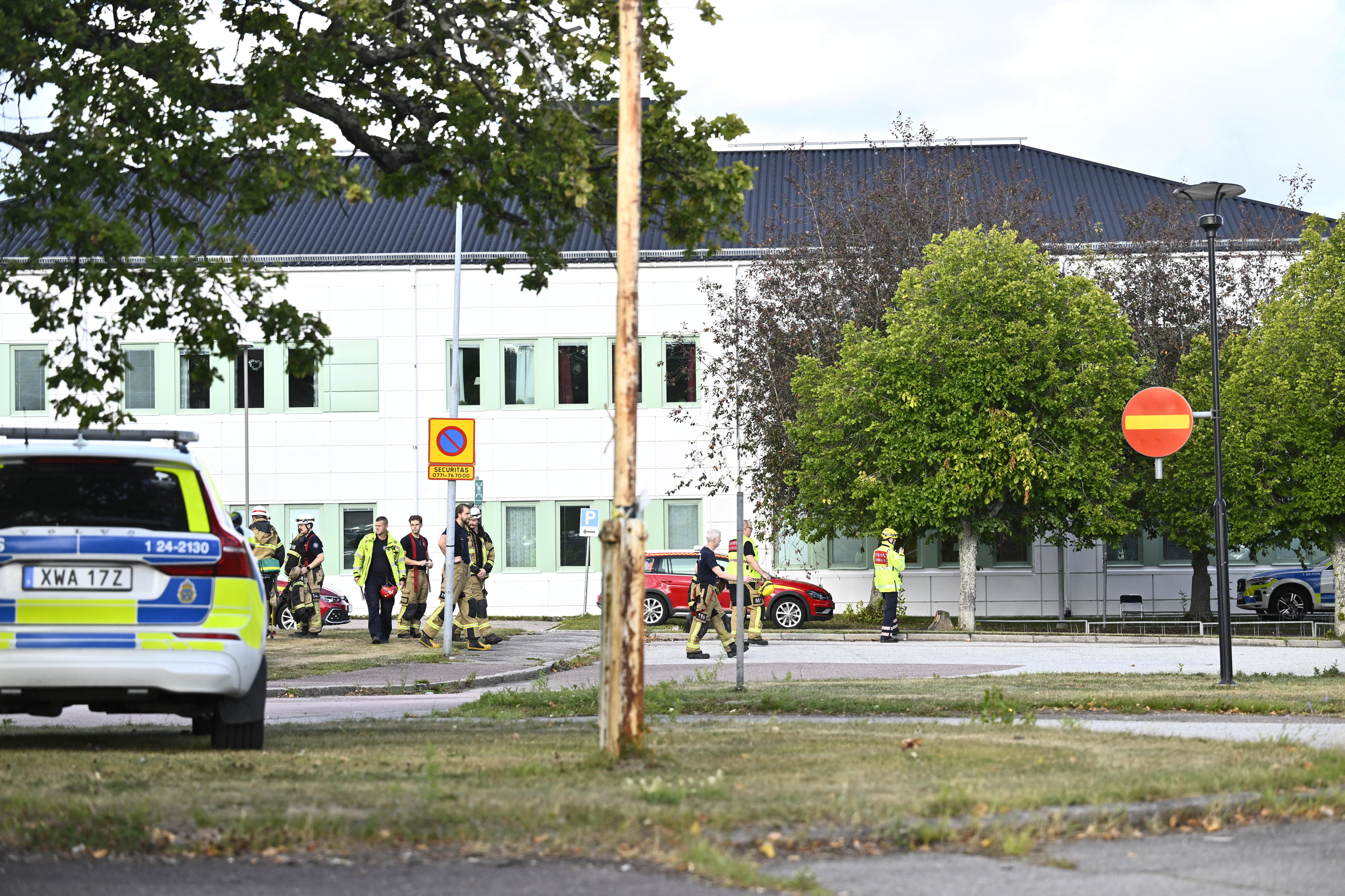 Emergency responders work at the site of Brinellskolan, after several people were injured at a Swedish high school by a person armed with a sword, according to the officials of the Fagersta municipality, at Brinell School, in Fagersta, central Sweden, August 21, 2026. Fredrik Sandberg/TT News Agency/via REUTERS ATTENTION EDITORS - THIS IMAGE WAS PROVIDED BY A THIRD PARTY. SWEDEN OUT. NO COMMERCIAL OR EDITORIAL SALES IN SWEDEN.